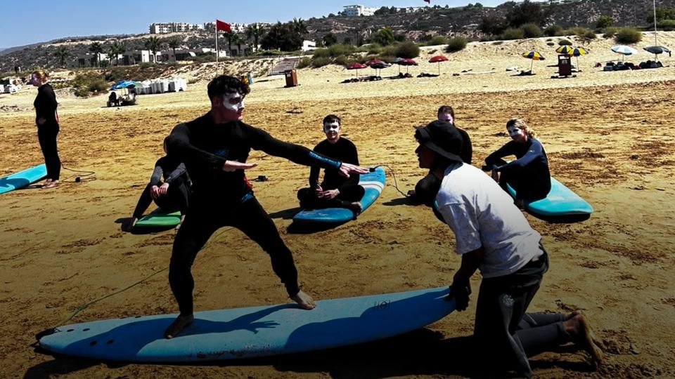 Anfänger üben den Take-off auf ihren Boards im Sand