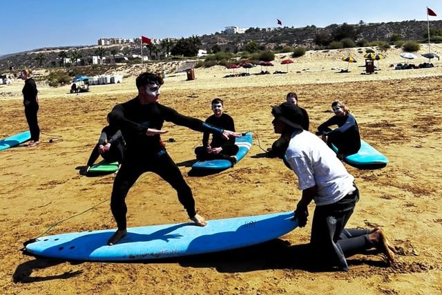 Anfänger üben den Take-off auf ihren Boards im Sand
