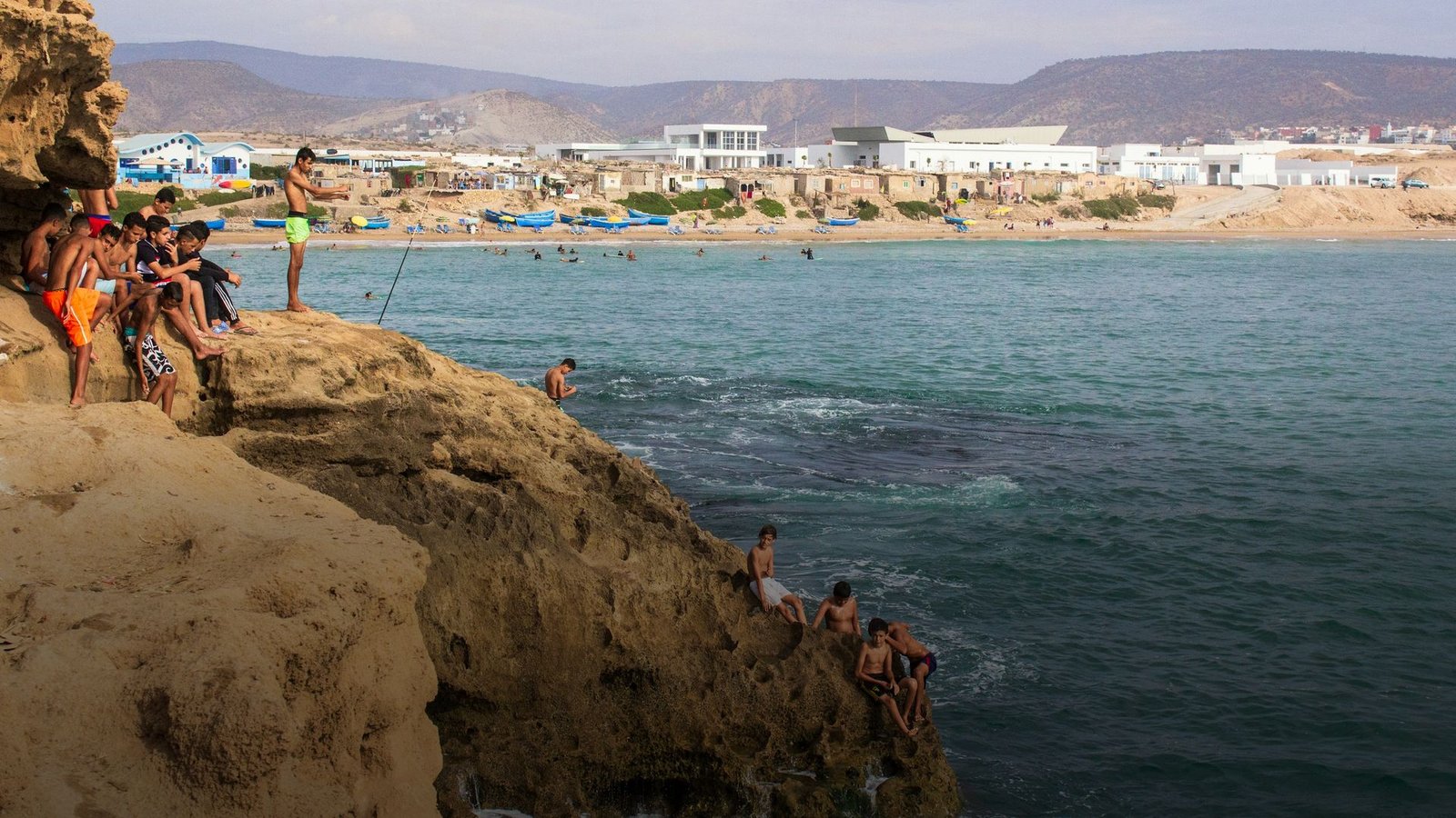 Devil's Rock en Tamraght, con el pueblo detrás