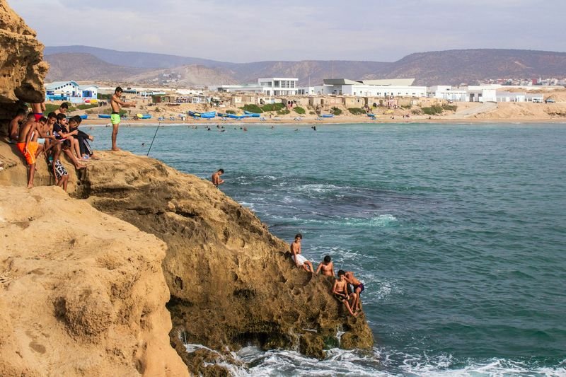 Devil's Rock en Tamraght, con el pueblo detrás