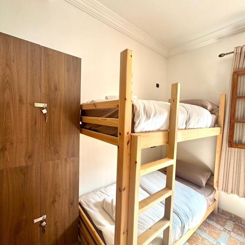 Frauen-Mehrbettzimmer im Hostel Tamraght: ein Kiefern-Stockbett und ein Holzschrank