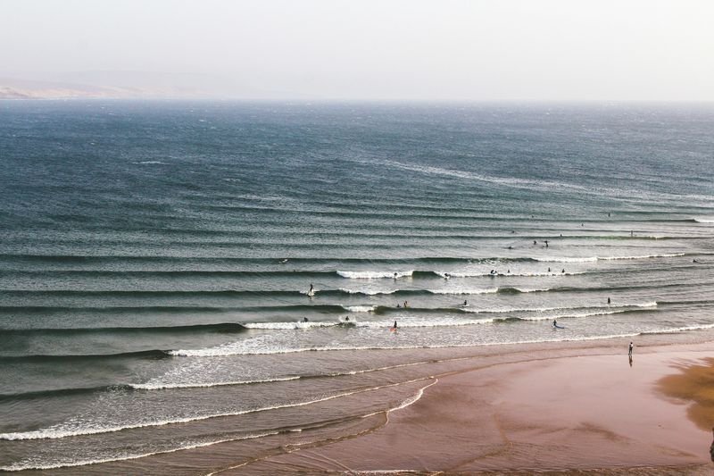 Líneas de swell entrando en la bahía de Imsouane, un surfista solo en el agua